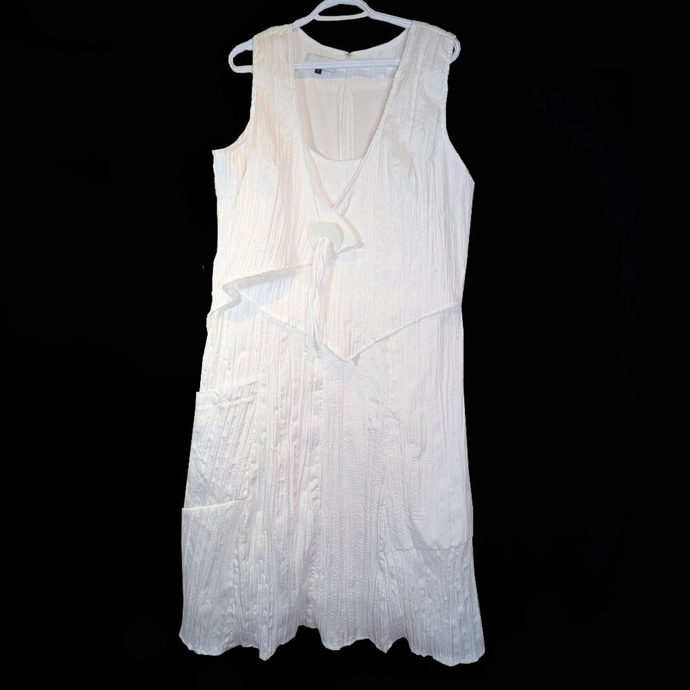 White crinkle fabric dress by Revue Size 18
